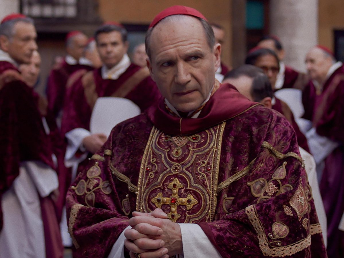 Ralph Fiennes And Edward Berger Show Off In “Conclave”